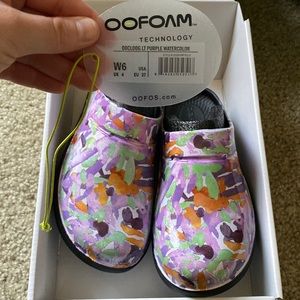 Oofos brand oocloog size 6 in the purple watercolor